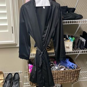 Flora Nikrooz XL black silk robe